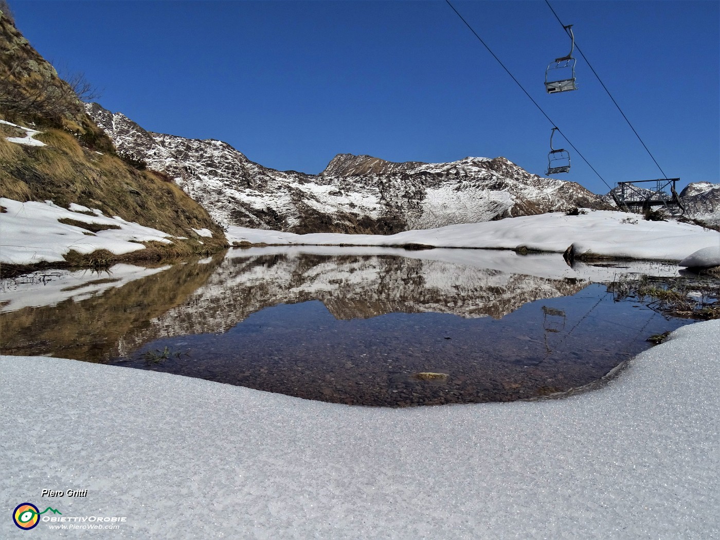 22 Devio a sx, su stradetta innevata, bypassando la pozza e proseguo  in salita  a sx verso Forcella Rossa.JPG -                                